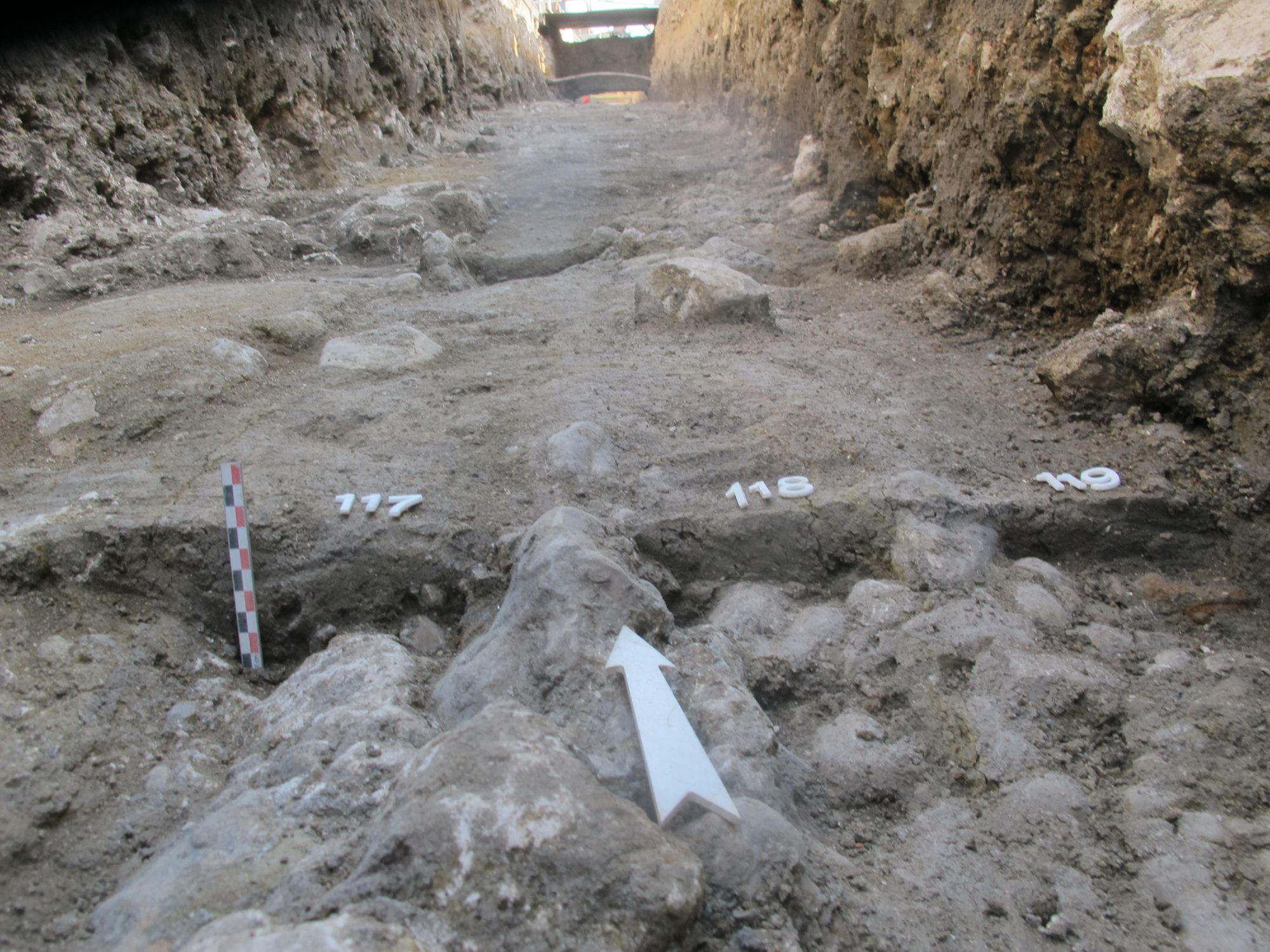 Cailloutis de la voie antique en fond de tranchée et trois ornières qui le recoupent (117, 118 et 119)