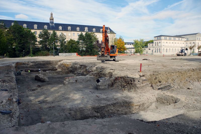 Au premier plan, la nouvelle zone de fouille. Au second plan à gauche, l'Hôpital Général du XVIIe s. et à droite, l'Hôtel-Dieu du XIXe s. (crédits : Pôle d'archéologie, 2022)
