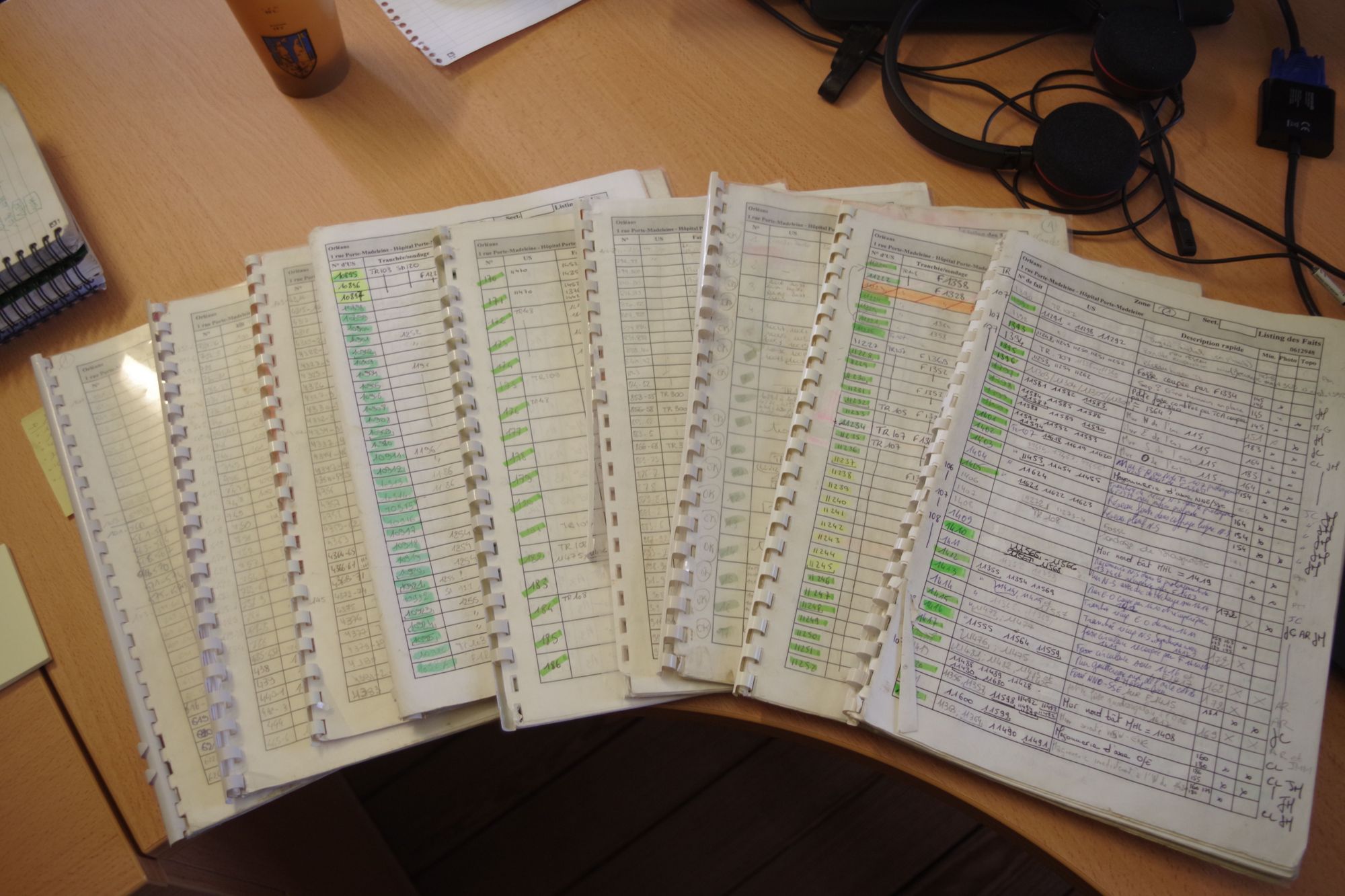 Toute la documentation papier saisie sur le terrain doit désormais être informatisée (crédits : Service d'archéologie, 2022)