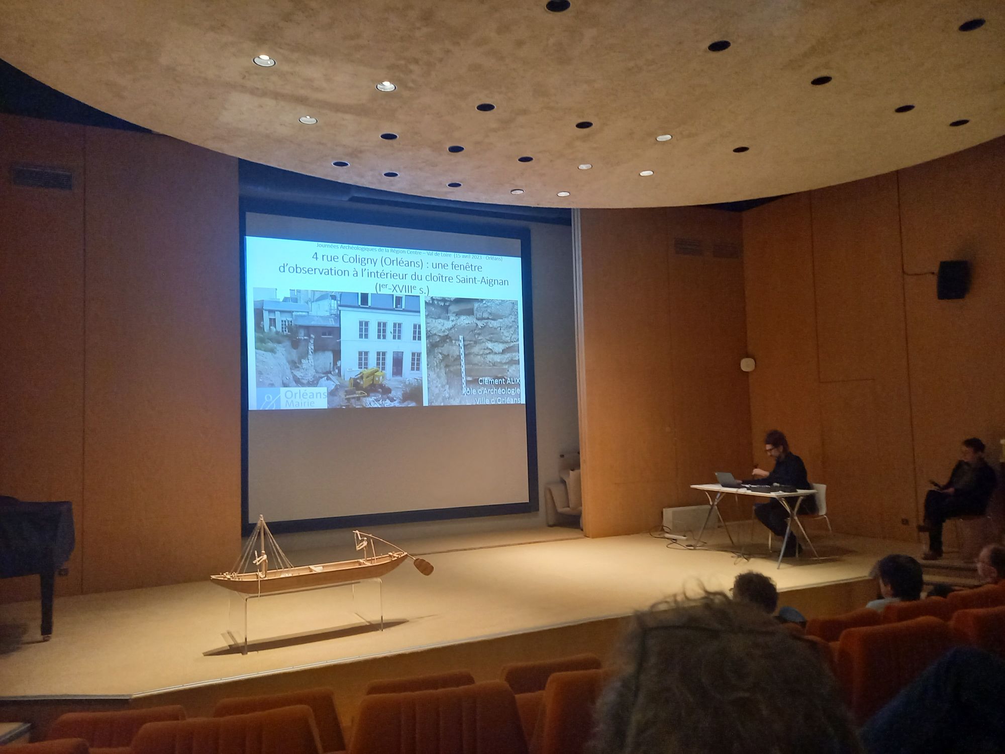 Clément Alix présente les résultats de l'opération du 4 rue Coligny (crédits : Service d'archéologie, 2023)