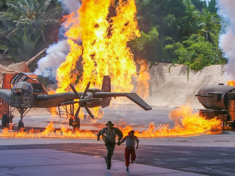 Indiana s'échappe d'un avion en flammes.