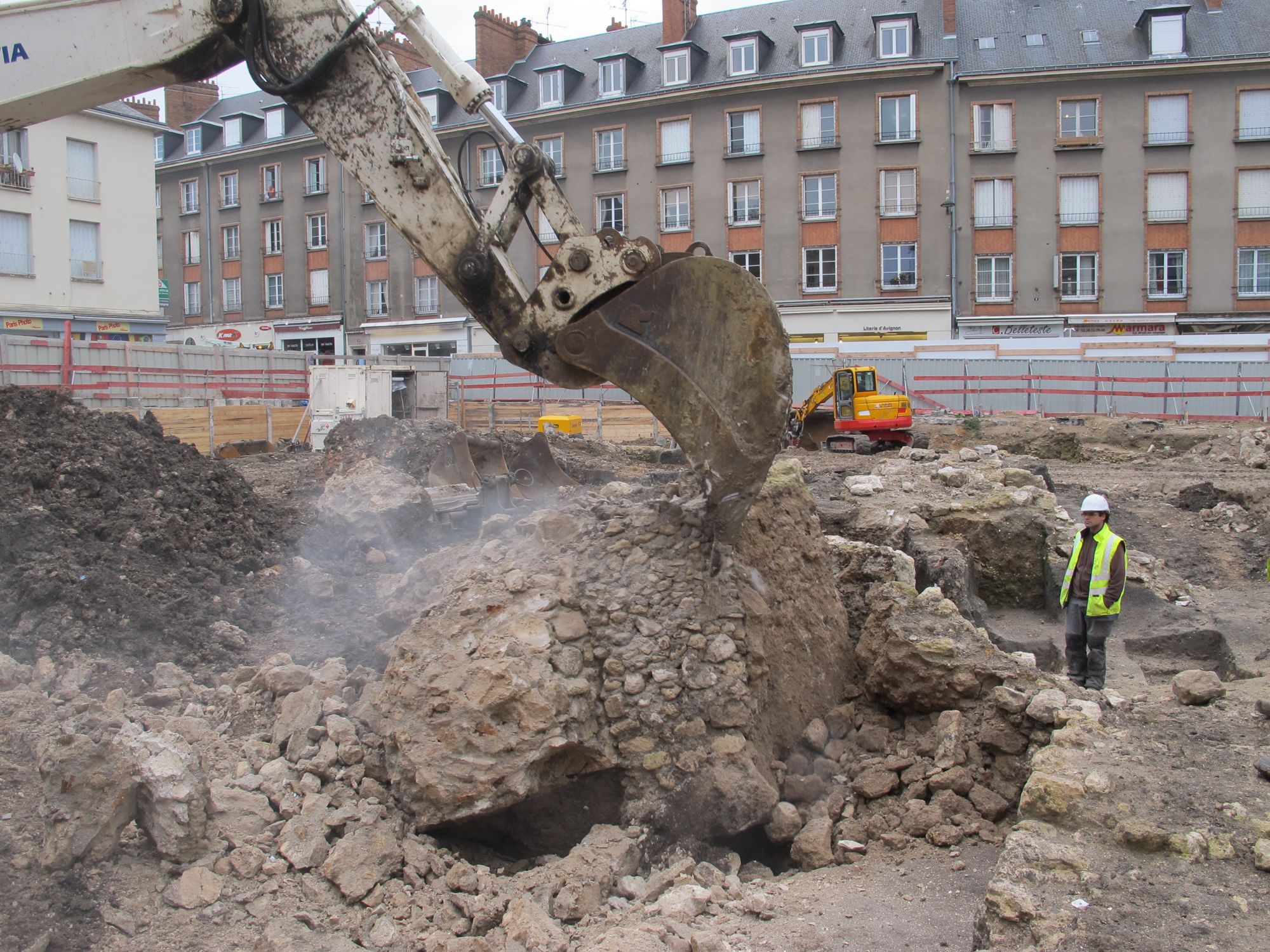 Nous cassons en toute sécurité des murs à la pelle mécanique.