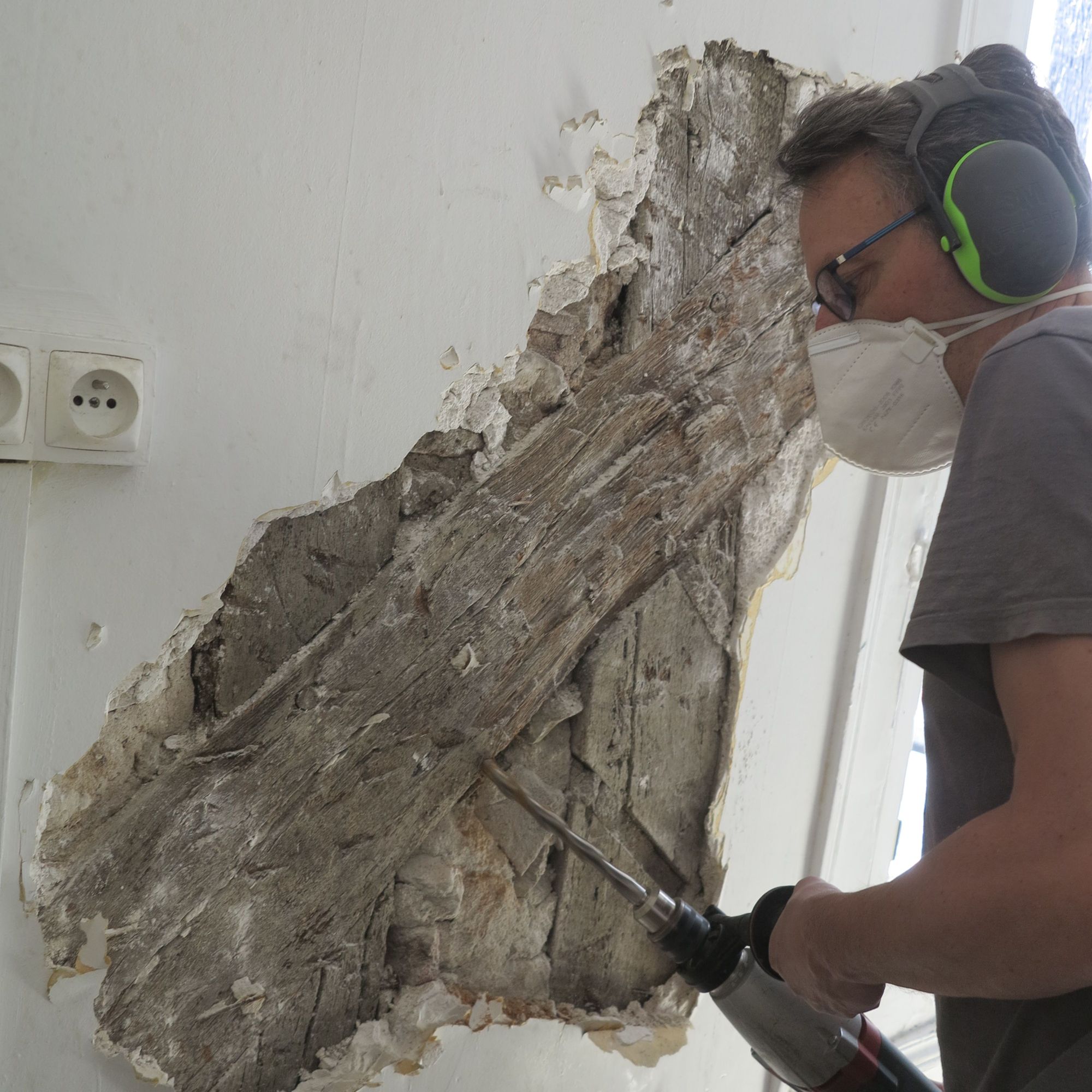 Maison 56 rue Porte-Saint-Jean, bâtiment sud : prélèvement d’un échantillon sur un pan de bois pour une datation dendrochronologique  par la laboratoire CEDRE de Besançon (Cliché : Clément ALIX, Service d’Archéologie de la Ville d’Orléans).