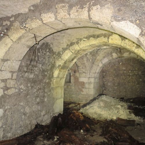 Carrière de calcaire ayant été maçonnée probablement à partir du XIVe siècle sous l'hôpital Porte Madeleine (crédits : Pôle d'archéologie, 2016)