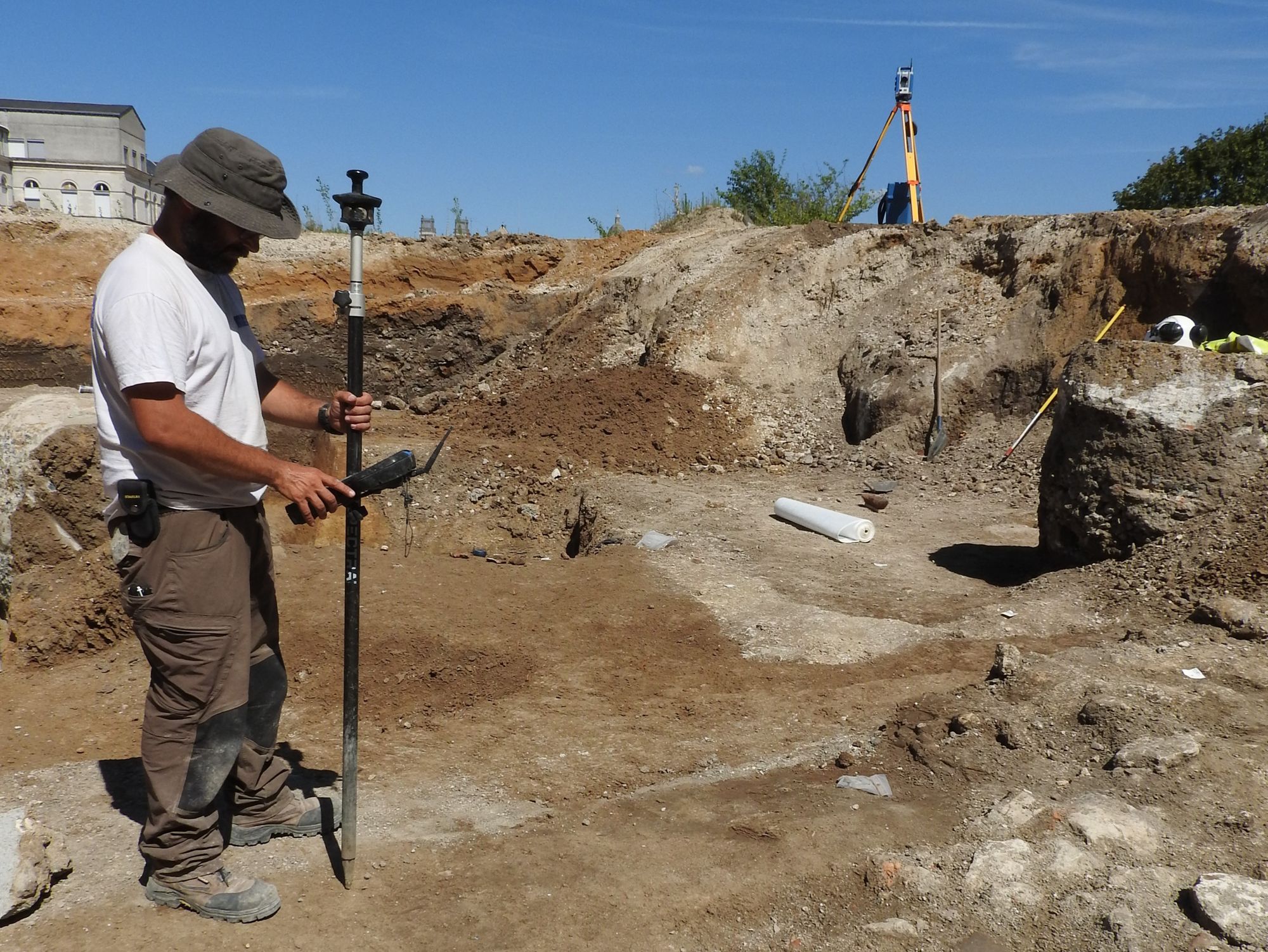 Canne et station totale en arrière plan (SAVO, 2023)