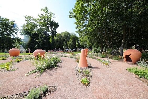 Le labyrinthe avec les pots à mélasse et formes à sucres géants (crédits : Ville d'Orléans)