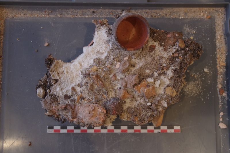 Morceau de sole avec des fragments de céramique incrustés, découvert lors de la fouille du 40-42 quai Saint-Laurent (PAVO, 2024).