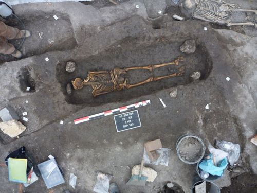 Fouille d'un squelette, Place du Cheval Rouge à Orléans (crédits : Pôle d'archéologie, 2012)