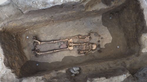 Vue en 3D de la sépulture F2199 ayant livré une des tablettes de défixion (crédits : Pôle d'archéologie, 2023)