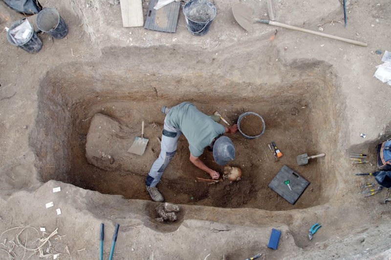 La sépulture F2199 en cours de fouille (crédits : Pôle d'archéologie, 2022)