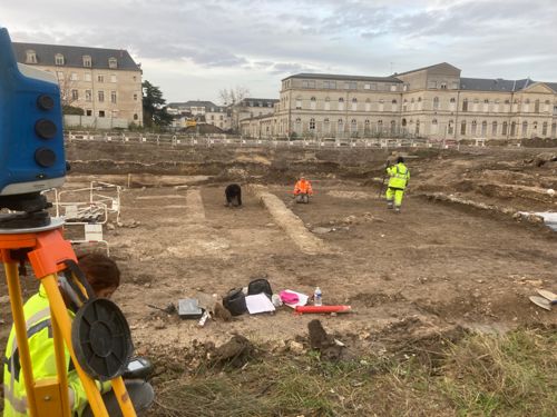 Nettoyage et relevé topographique en cours sur le site de l'ancien Hôpital Porte Madeleine (crédits : Pôle d'Archéologie Ville d'Orléans, 2023).
