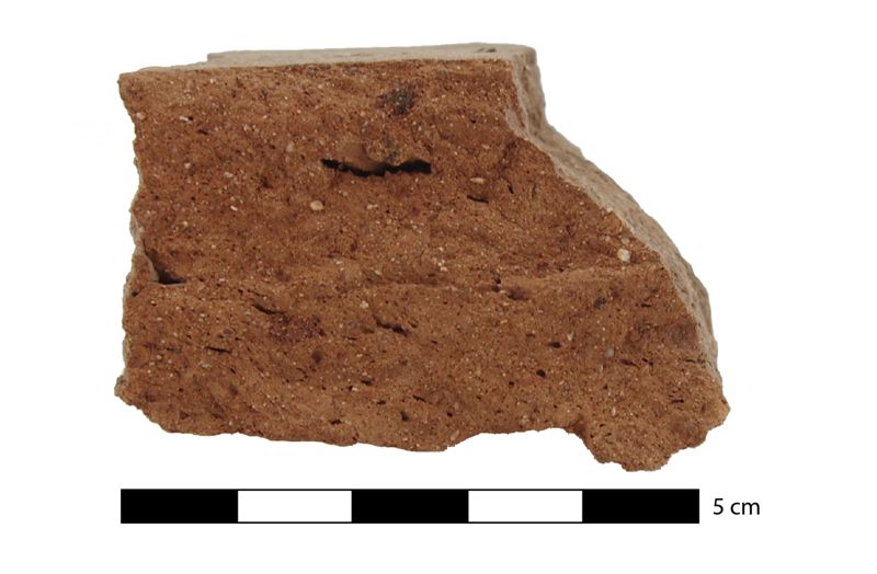 Section d’un morceau de brique provenant d'un atelier de tuilier du IIIe siècle découvert rue Tudelle à Orléans (PAVO, 2024)