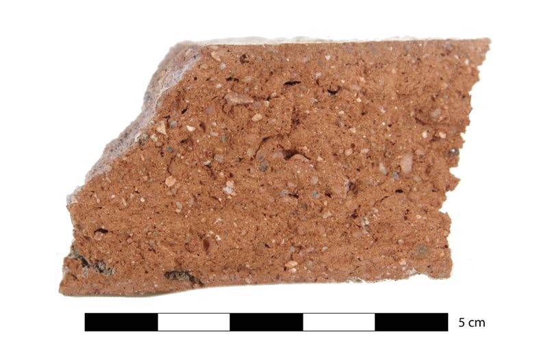 Section d’un morceau de brique provenant de l'enceinte antique d'Orléans, en fonction du IVe au XIIIe siècle (PAVO, 2024)