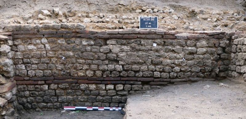Parement du mur oriental de la cave sud, avec succession de six assises de moellons calcaires et de deux assises de briques (crédits : Pôle d'archéologie, 2017)